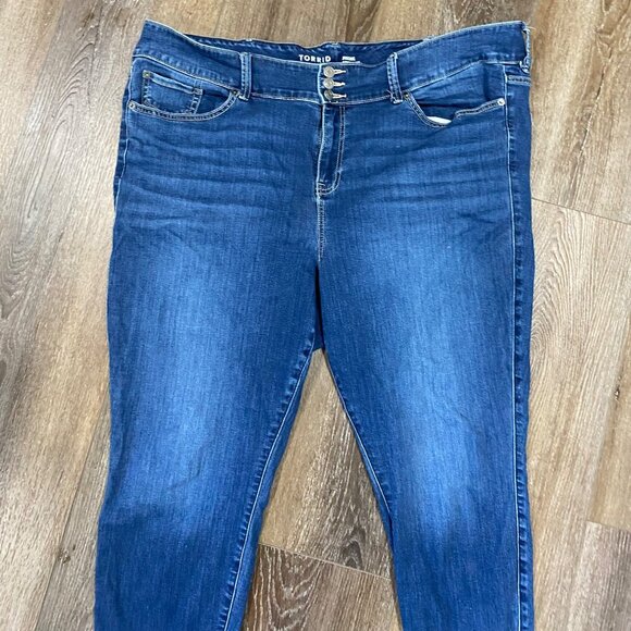 Torrid Womens Super Soft Jegging Denim Jeans Plus siz Size 26R 3-Button Closure - Picture 1 of 6